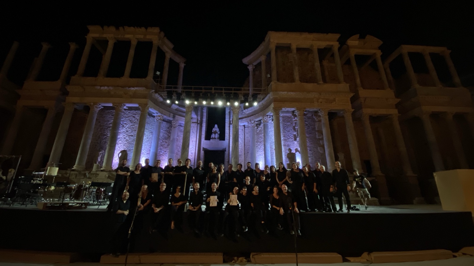 Teselas Ensemble Vocal sobre el escenario del Teatro Romano de Mérida iluminado de noche