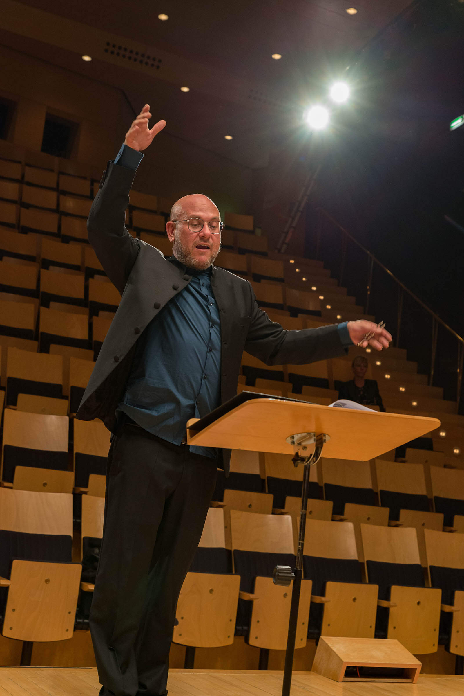 Javier Garcés París dirigiendo a Teselas Ensemble Vocal